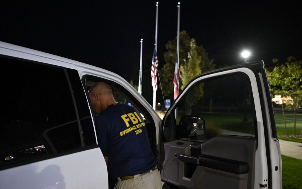 Asasinarea lui Charlie Kirk: FBI prezintă imagini cu o "persoană de interes" și oferă recompensă