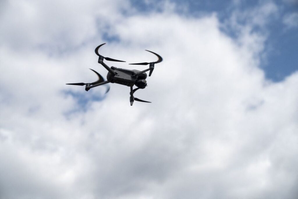 O dronă survolează spațiul aerian al Ucrainei, iulie 2025