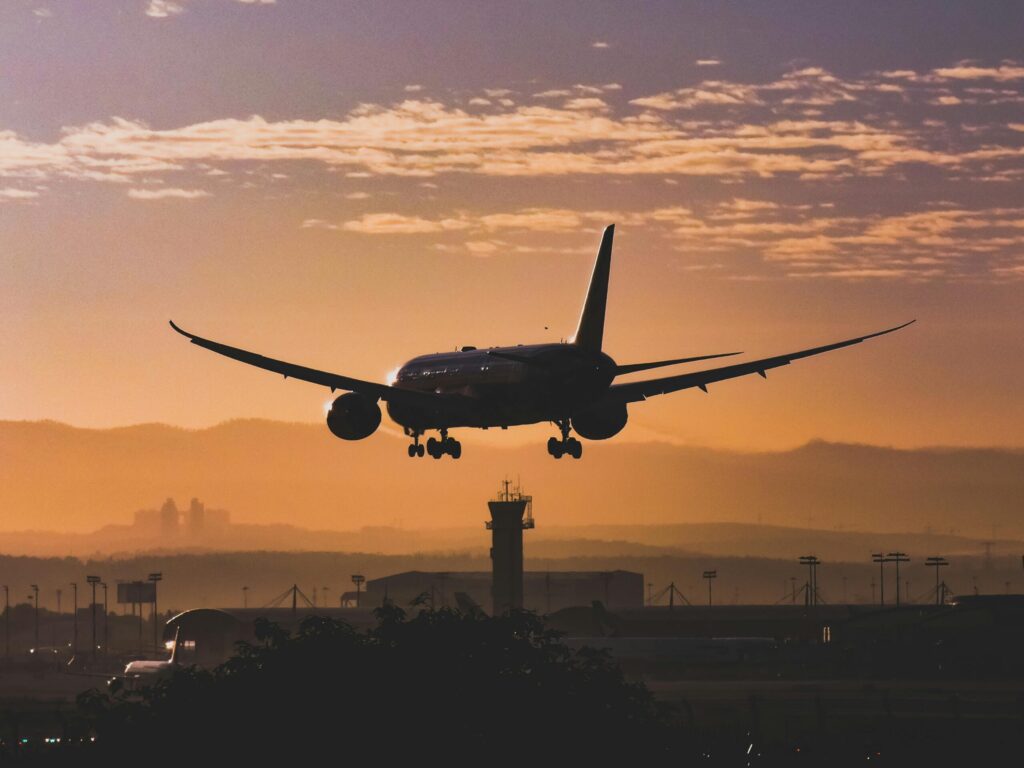 Lituania a închis aeroportul din Vilnius și frontiera cu Belarus după al patrulea incident aerian din această săptămână Avionul lui Trump risca să se ciocnească cu o altă aeronavă în zborul spre Marea Britanie: "Atenție! Sigur vedeți despre cine e vorba"