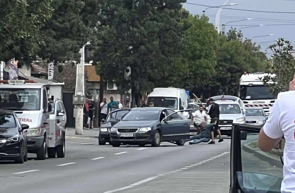 Bătaie cu bâte și topoare pe o stradă din Craiova: Un bărbat a murit