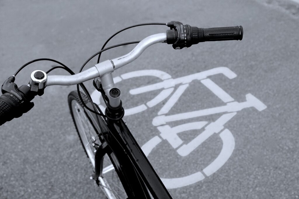 Biciclist lovit de glonț pe un drum național - proiectilul ar fi venit dintr-un poligon privat