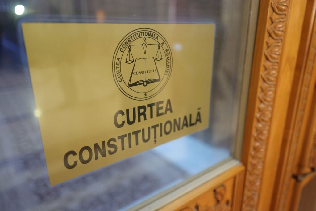 CCR amână pentru 8 octombrie decizia privind pensiile de serviciu ale magistraţilor