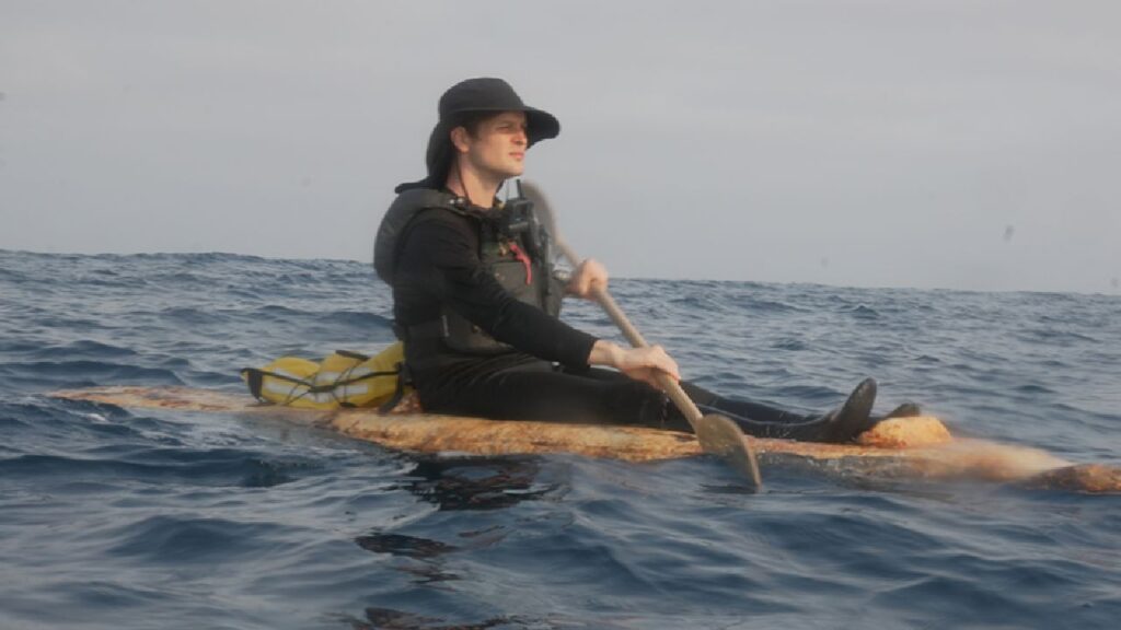 Un bărbat navighează zeci de kilometri într-un caiac făcut din ciuperci: „Alternativă ecologică pentru plastic”
