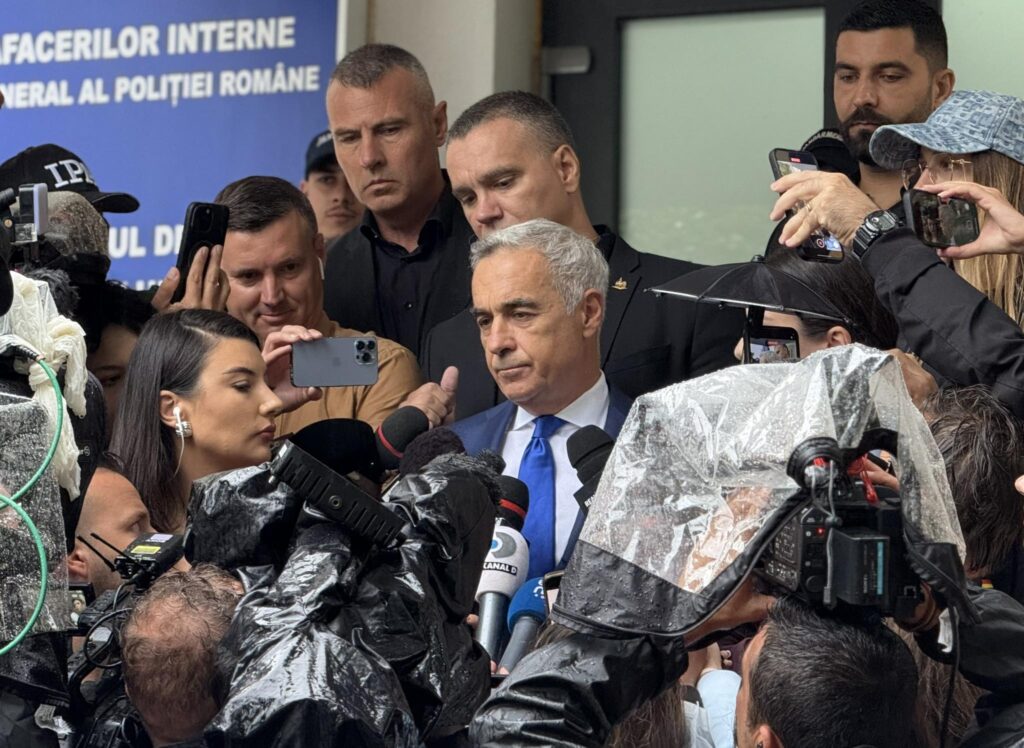 Călin Georgescu se compară cu Trump și spune că dosarul i-a fost fabricat. Susținătorii lui s-au îmbrâncit cu jandarmii