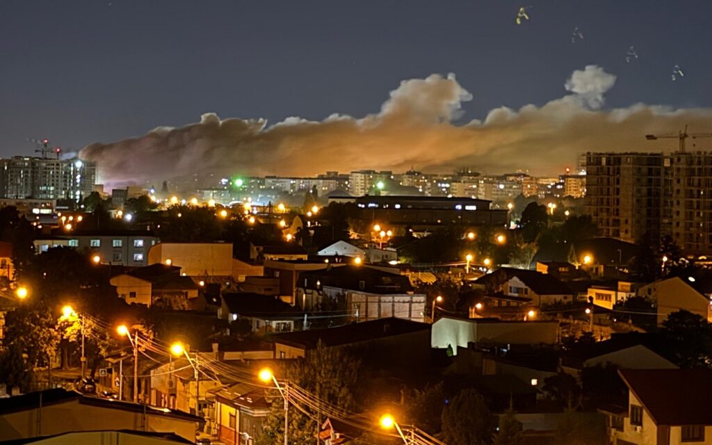 Calitatea aerului în București, după incendiul din Pantelimon. Primarul sectorului 2: Evitați deplasările în zonă, fumul continuă să afecteze perimetrul