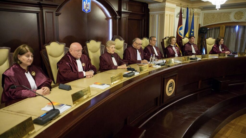 Curtea Constituțională este formată din 9 judecători