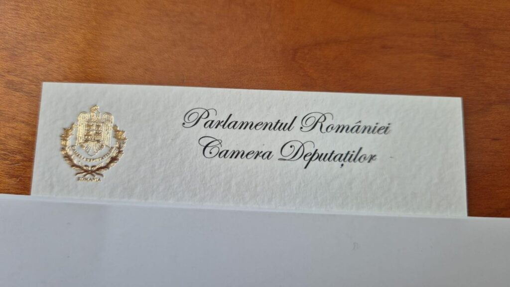 Cărți de vizită cu foiță de aur pentru parlamentari, decontate pe protocol. Radu Mihaiu: Câteodată, realitatea bate gluma