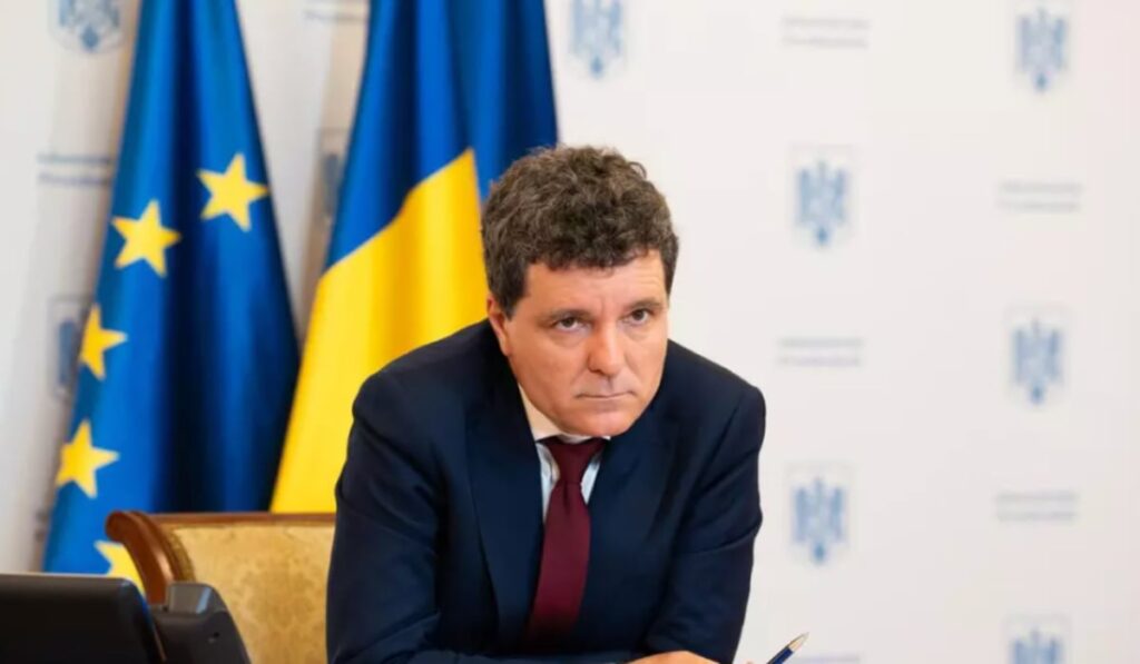 Nicușor Dan așezat la un birou