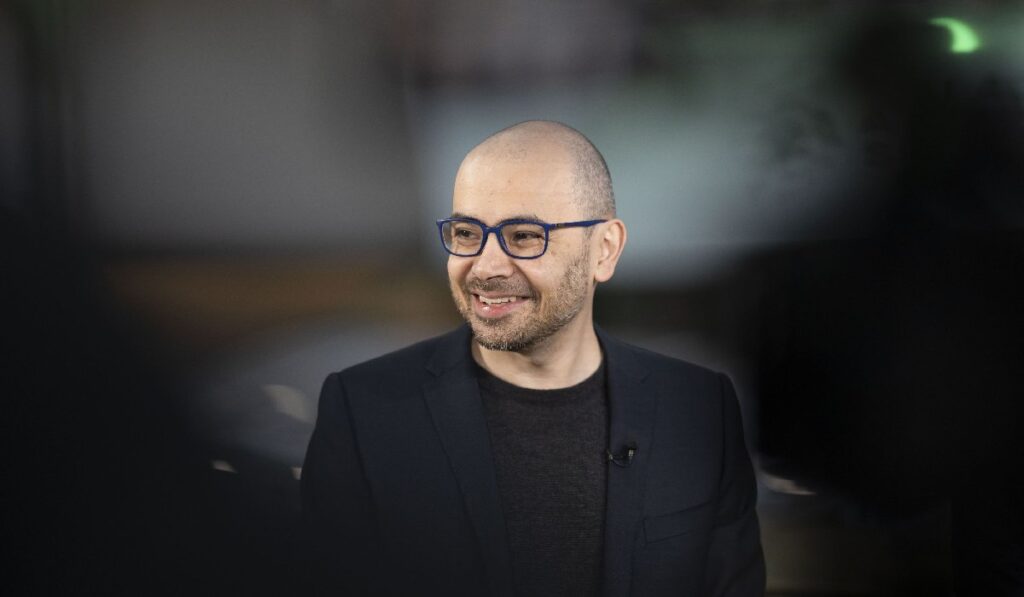 Dr. Demis Hassabis, cofondator și CEO al Google DeepMind, în timpul Summitului pentru acțiuni în domeniul inteligenței artificiale (IA), la Paris, pe 10 februarie 2025, îmbrăcat în haine de culoare neagră