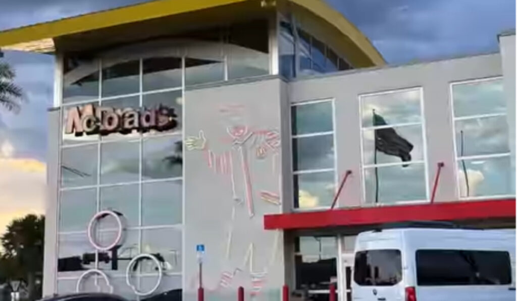 Restaurantul Mc Donald's din Florida. Lângă acesta este parcată o dubă albă.