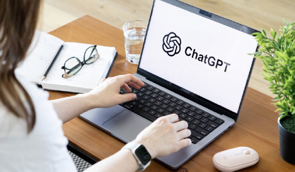 Aplicația ChatGPT afișată pe un ecran de laptop