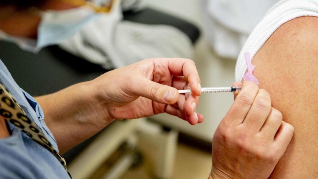 Cele mai importante 6 vaccinuri recomandate persoanelor peste 60 de ani. Sfaturile medicilor pentru un sezon rece în siguranță