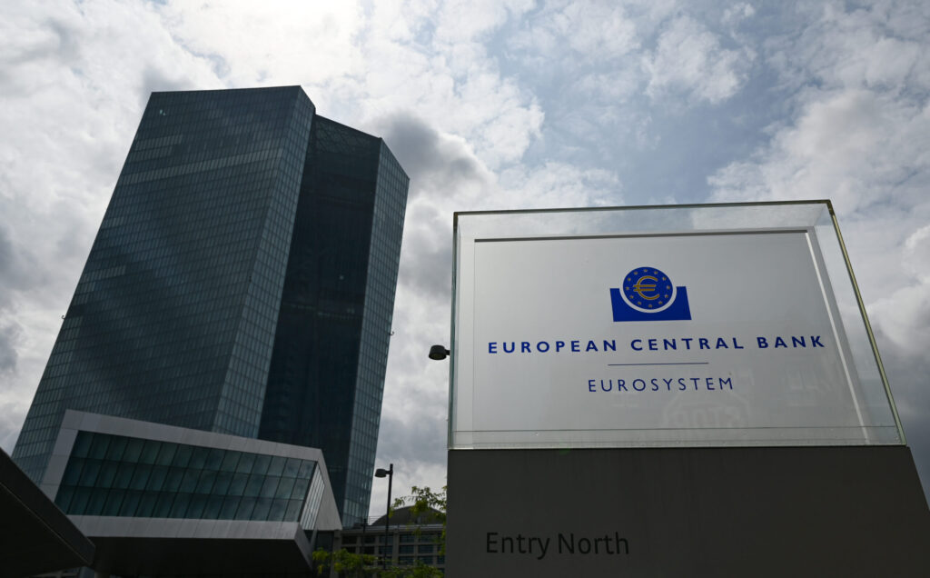 Cetățenii, atenționați de Banca Europeană să păstreze sume de bani în numerar. Motivele invocate