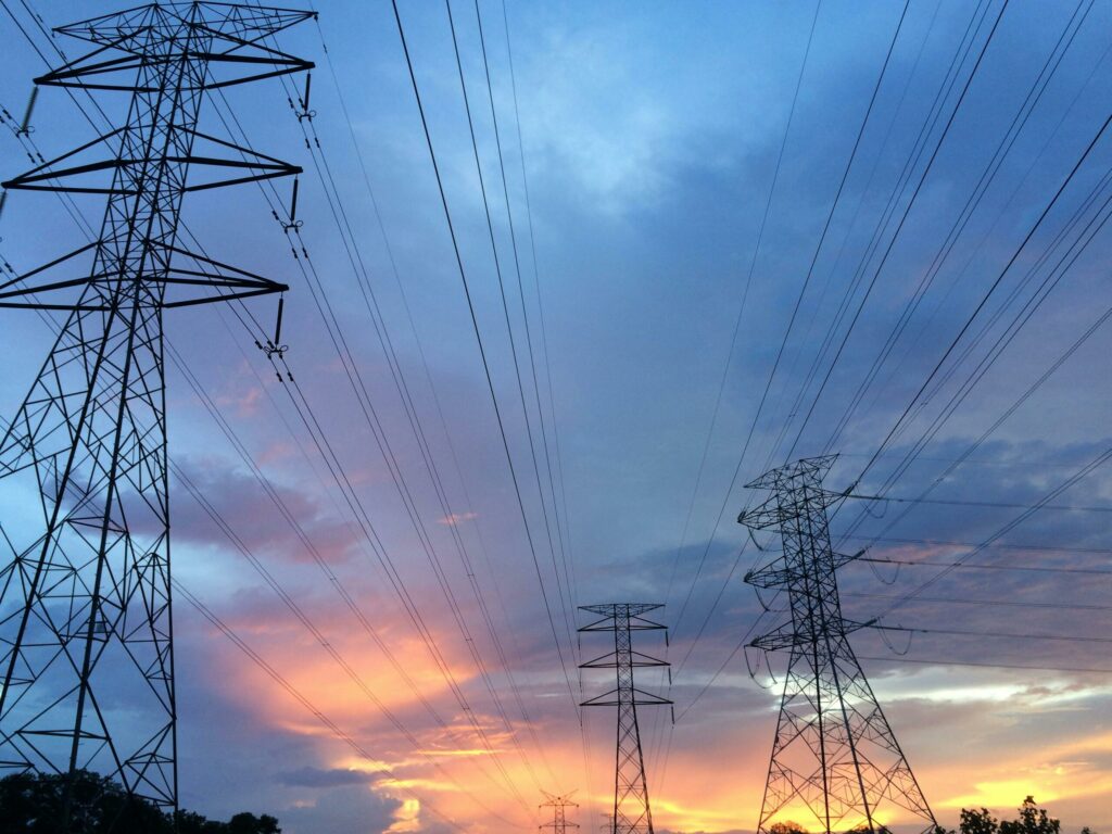 Cine a spus adevărul dintre Ivan sau Recean. Cu ce preţ vinde România energie Republicii Moldova