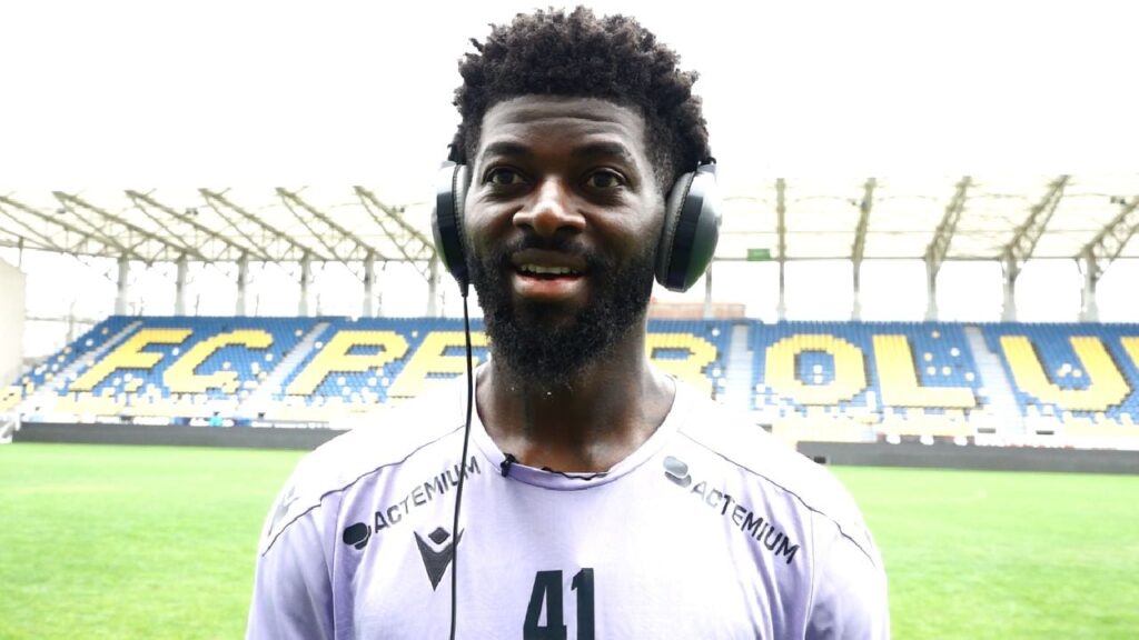 Cu cășțile pe urechi, Onguene prezintă știrea transferului la Petrolul