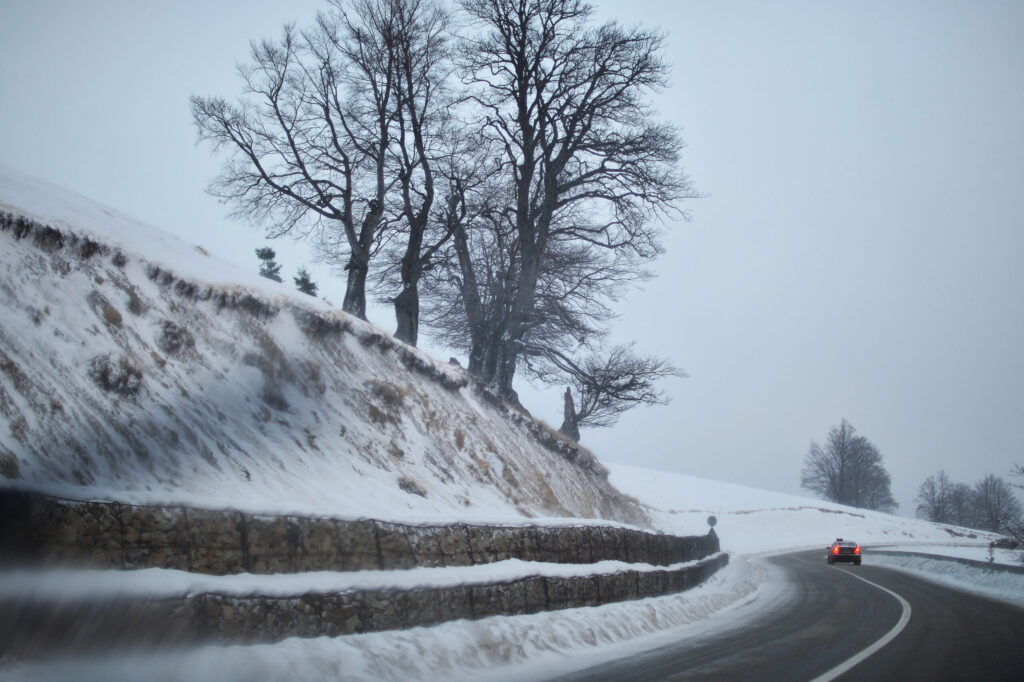 Circulație oprită pe Transalpina din cauza ninsorii și a poleiului