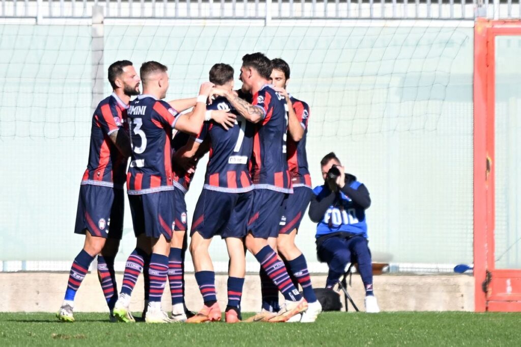 Jucătorii de la FC Crotone se bucură după o reușită într-un meci din Serie C, disputat în noiembrie 2024