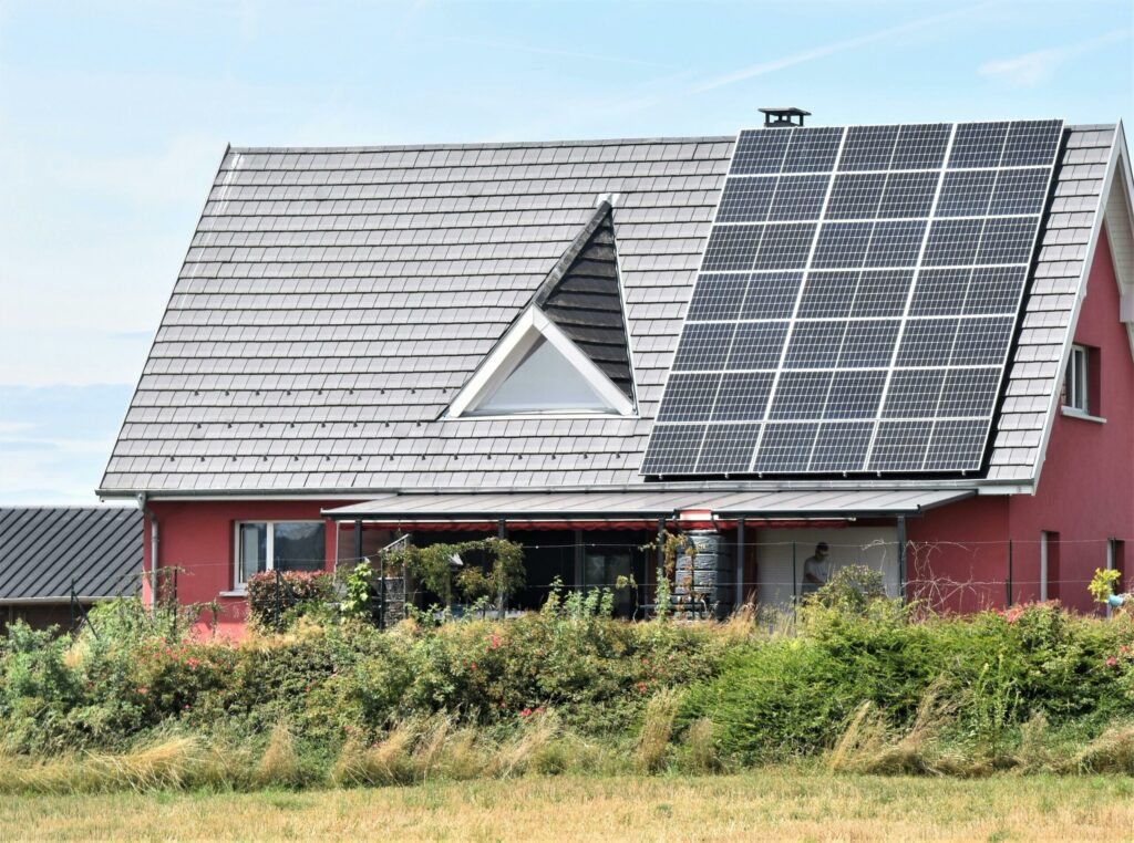 Credite garantate de stat pentru panouri fotovoltaice, după modelul Prima Casă