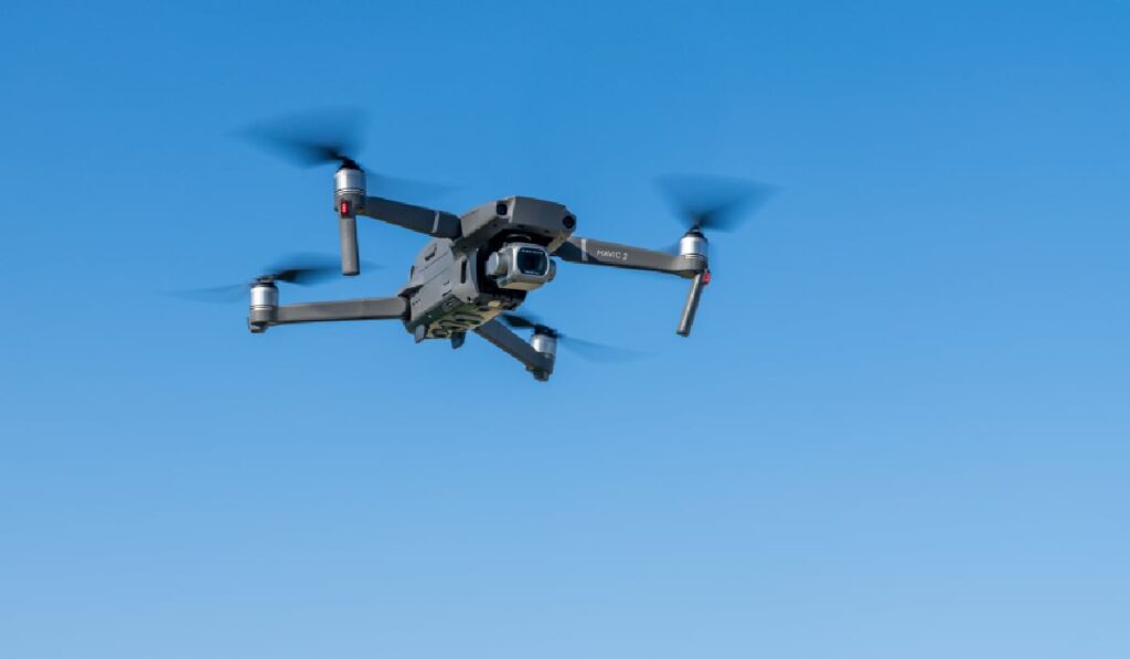 o dronă în aer