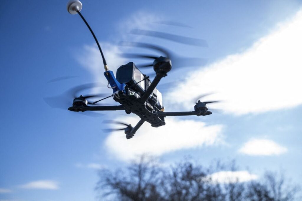 O dronă kamikaze ucraineană survolează linia frontului din regiunea Harkov, martie 2025