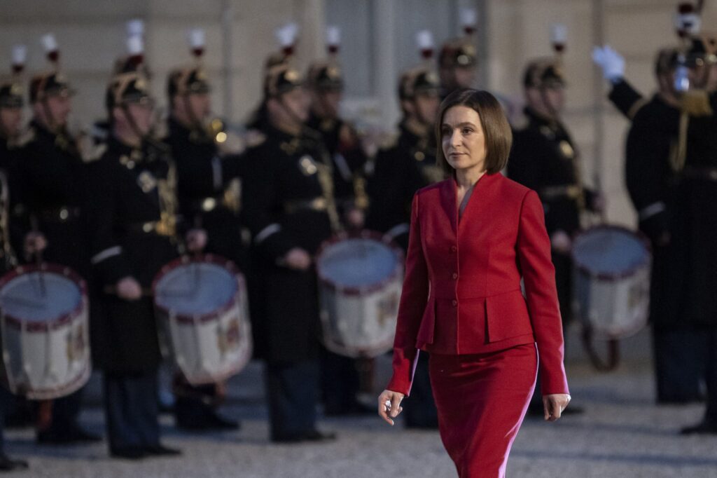 Cum adică Maia Sandu ne ține în afara războiului