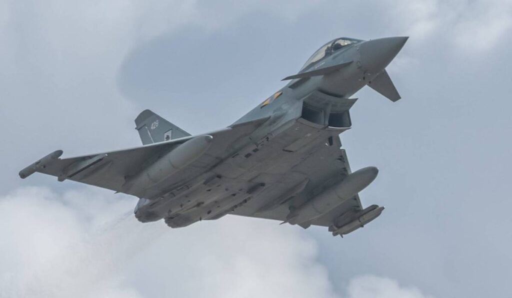 Avionul de luptă Eurofighter Typhoon în timp ce zboară și efectuează o misiune de recunoaștere