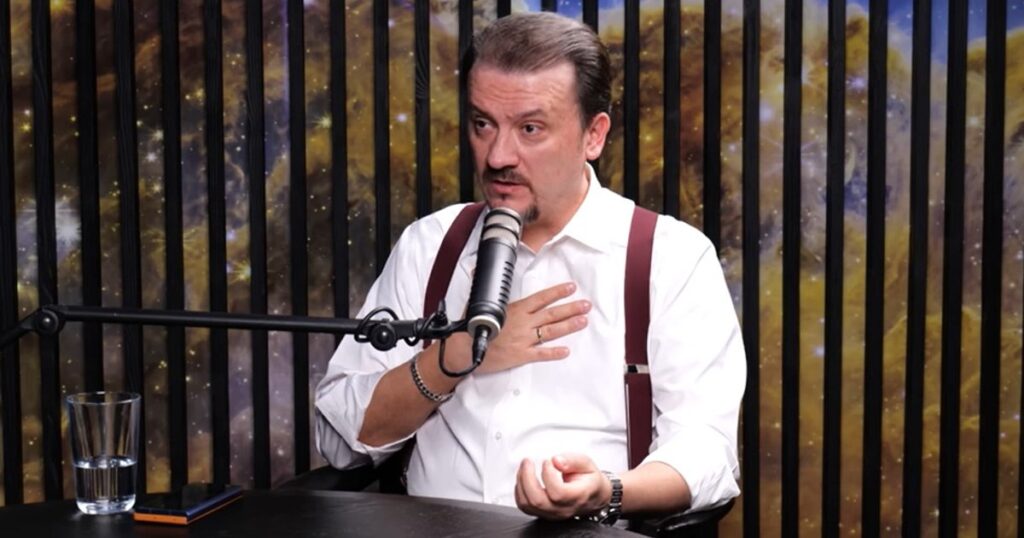 Cum pot fi protejați tinerii de manipularea online. Explicațiile lui Valentin Jucan, vicepreședintele CNA, despre educația media