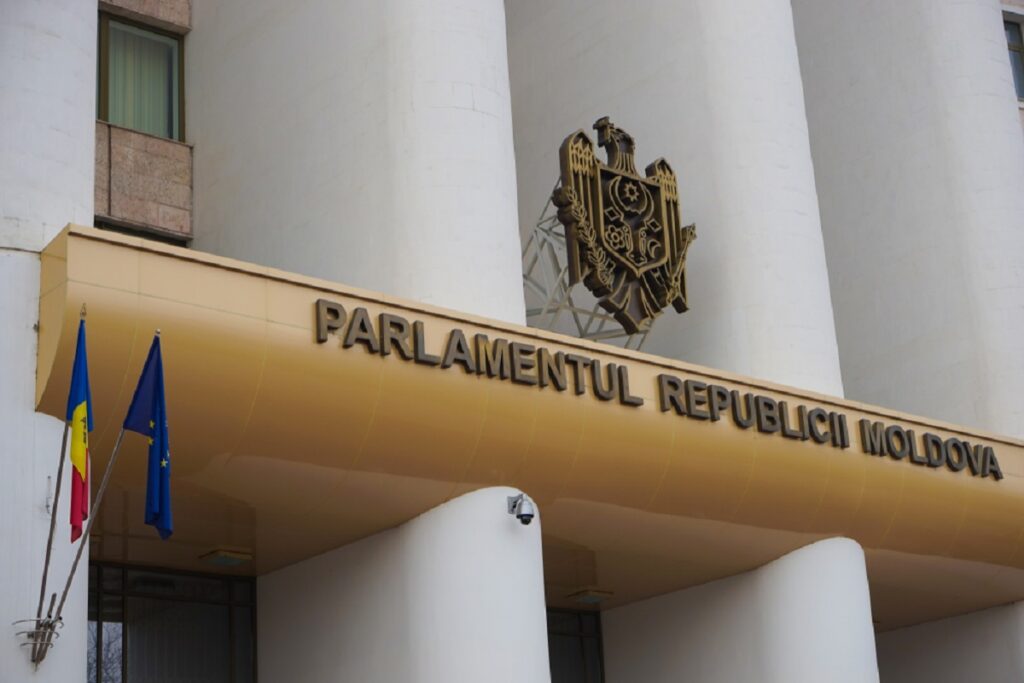 Cum pot vota moldovenii din diaspora la alegerile parlamentare din Republica Moldova 2025 - Imagine detaliu a sediului parlamentului Republicii Moldova, în care se distinge stema statului