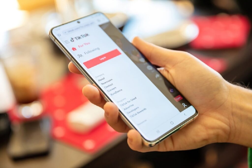 Cum să îţi ştergi contul de TikTok - Imagine cu un smartphone care afisează pagina de logare pe aplicaţia tTktok