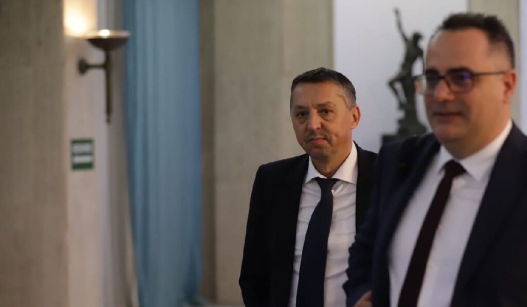 Ministrul Educației, Daniel David, în costum negru, cămașă albă și cravată neagră, surprins de reporterii Libertatea pe holurile Guvernului - 15 septembrie 2025