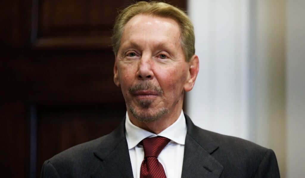 Larry Ellison îmbrăcat în costum negru și cămașă albă