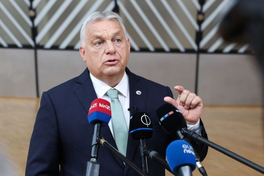 Viktor Orban gesticulează cu mâna dreaptă în timp ce vorbește în timpul unei conferințe de presă susținută la Bruxelles, iunie 2025