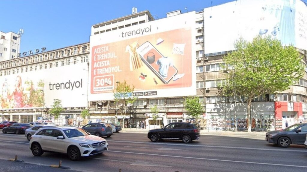 Din cauza stării avansate de degradare a fațadei, blocul Scala e acoperit cu reclame de aproape 20 de ani