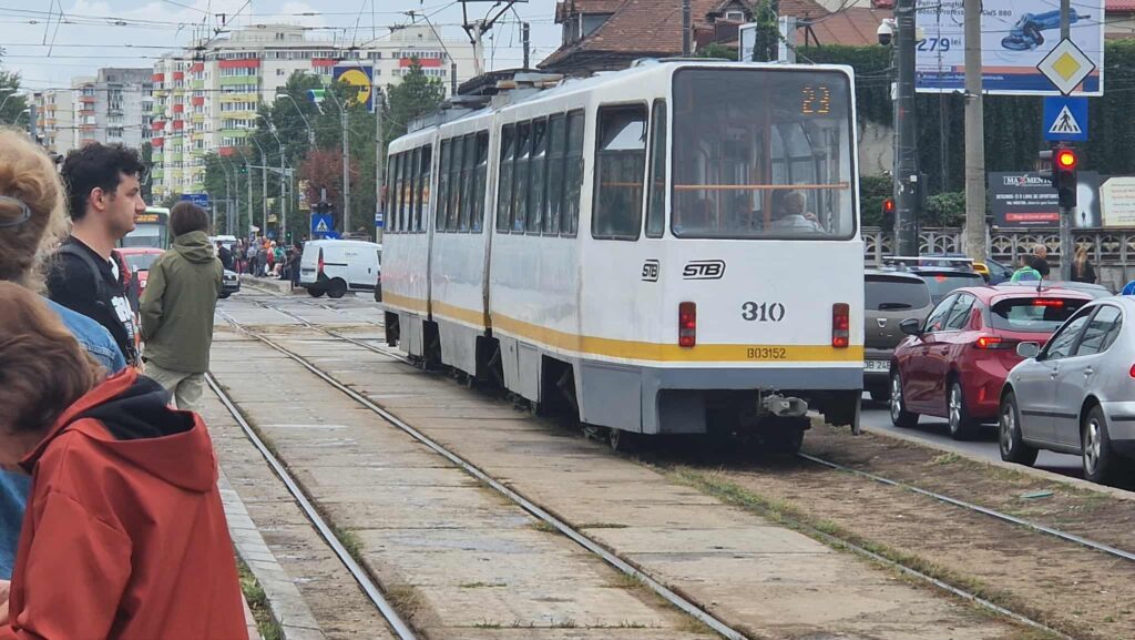 De ce e încă sport extrem să mergi cu unele tramvaie în București. Troncănit, hurducăit și balans precar de la Unirii spre Rahova și Giurgiului (Foto&Video)