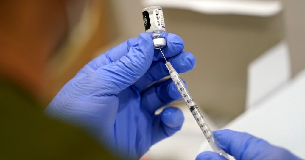 De ce nu (mai) există niciun fel de vaccin anticovid în România? Numărul de cazuri grave crește, iar alte țări iau măsuri