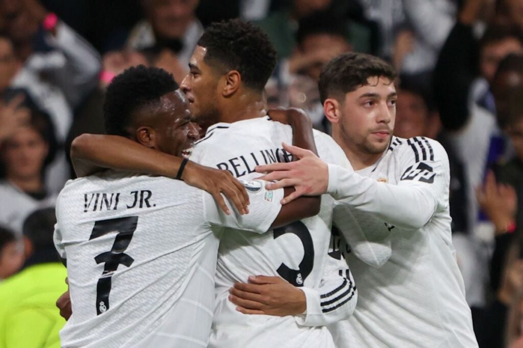 Vinicius, Bellingham și Valdevde se îmbățișrează după un gol marcat de Real Madrid într-un meci cu Salzburd din Liga Campionilor, ianuarie 2025