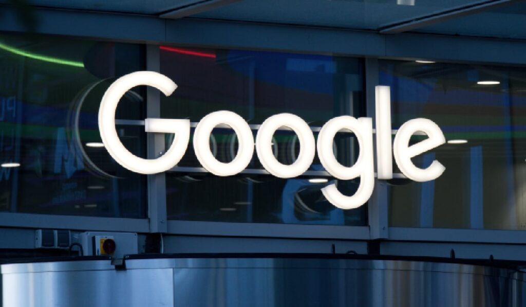 Logo-ul Google la intrarea în sediul central din Varșovia, Polonia