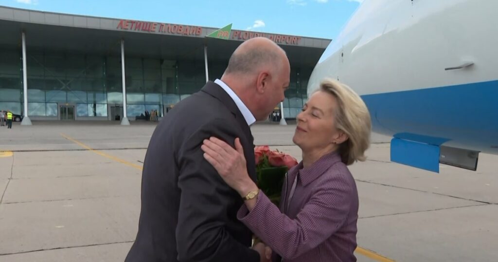 Declarații contradictorii ale premierului bulgar privind detectarea vreunui bruiaj al semnalului GPS la aterizarea lui Von der Leyen