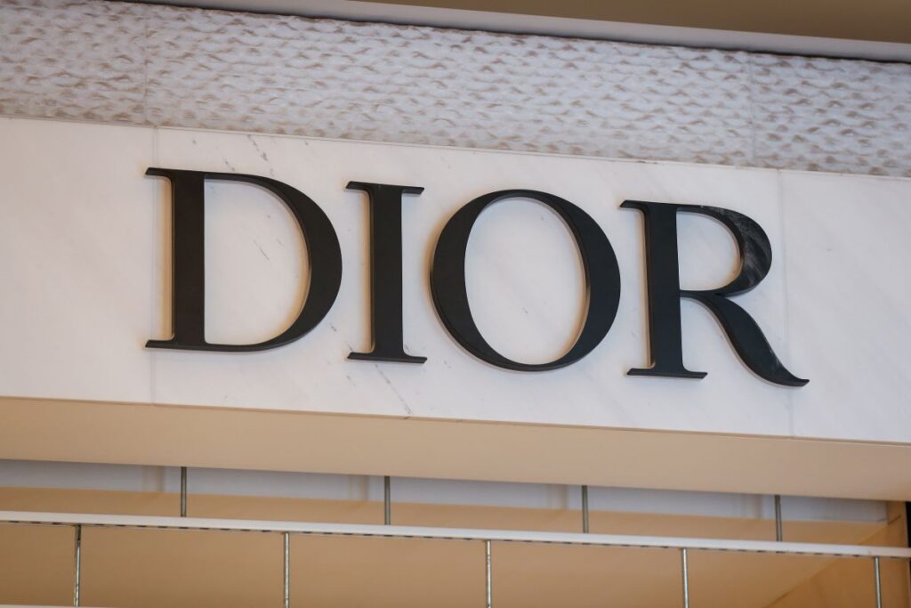 Dior, la limita legii în China. Casa de modă se confruntă cu o acuzație a guvernului chinez privind transferul ilegal de date
