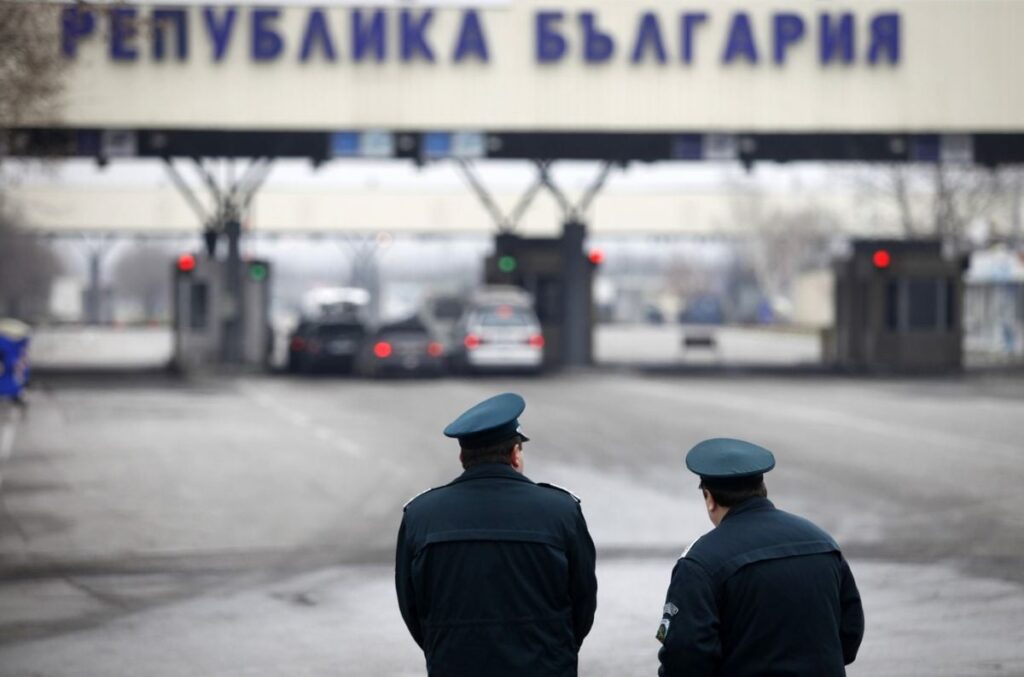 Doi polițiști de frontieră bulgari stau în fața punctului de trecere a frontierei Kapitan Andreevo, dintre Bulgaria și Turcia, ianuarie 2011.