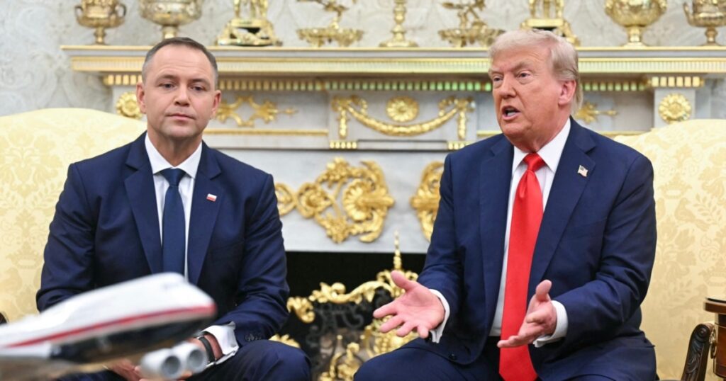 Donald Trump a discutat cu președintele Poloniei, Karol Nawrocki, despre pătrunderea dronelor rusești în spațiul aerian polonez