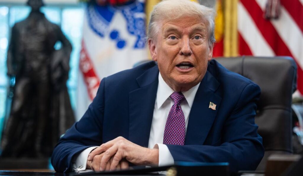 Președintele american Donald Trump, la biroul său de la Casa Albă în timp ce ține furios un discurs
