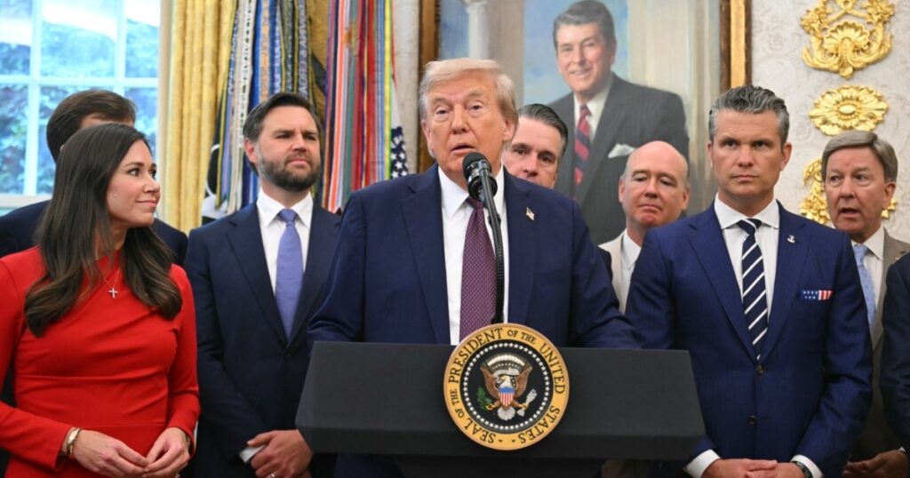 Donald Trump spune din nou că este „foarte dezamăgit” de Putin și promite să facă „ceva” în curând