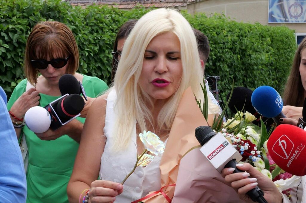 Elena Udrea, în alb la ieșirea din închisoare