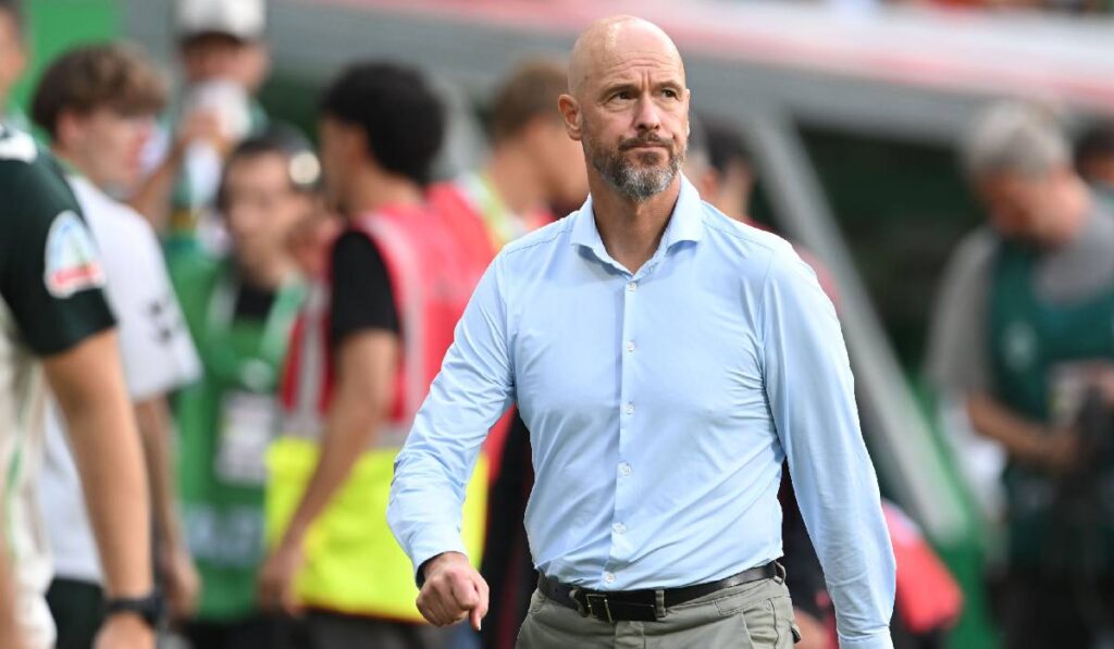 Antrenorul Bayer Leverkusen, Erik ten Hag, se îndreaptă spre vestiar supărat în timpul meciului de fotbal din Bundesliga germană dintre Werder Bremen și Bayer Leverkusen de la Weserstadion.