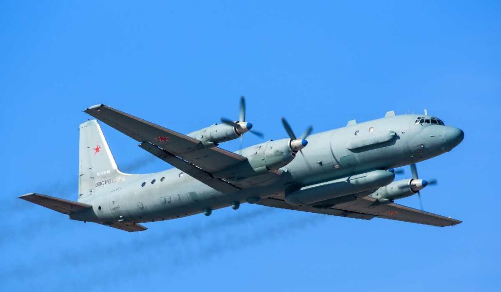 Avionul rusesc cu turbopropulsor Ilyushin Il-20M, în timpul zborului