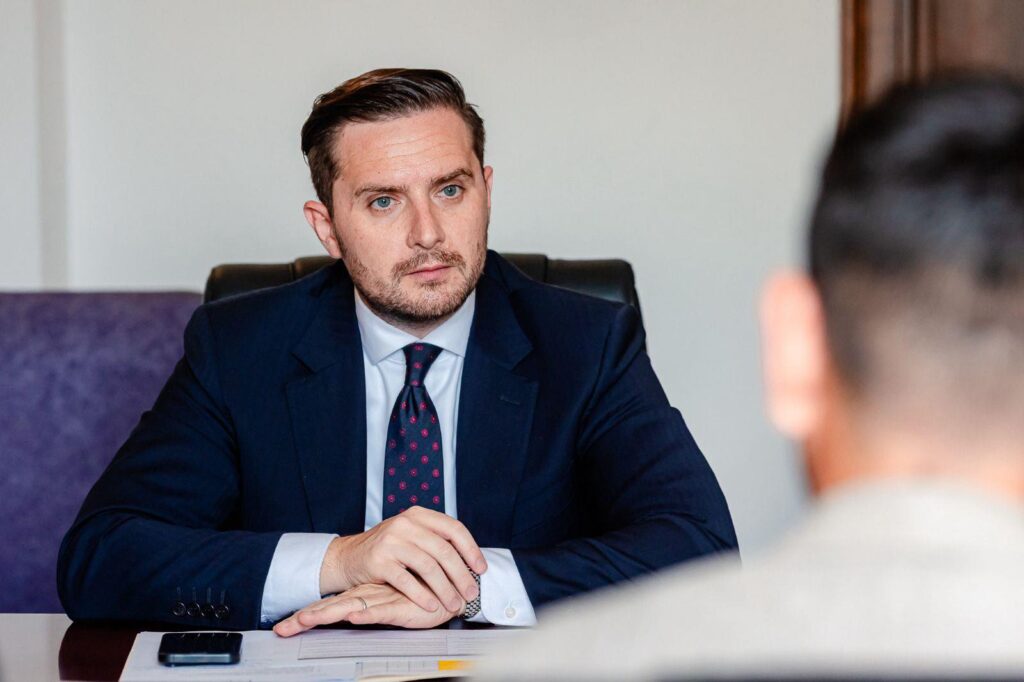 Exclusiv Economie „pe bune” sau PR politic? Unii directori de companii municipale pierd averi, alții își păstrează salariile, după plafonarea primarului Bujduveanu