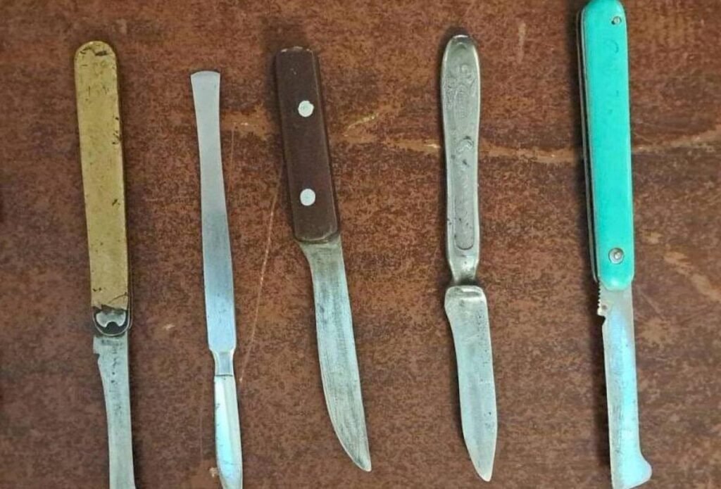 Femeia cu cuțitele la Parlament: ”Polițiștii doar m-au interogat” Femeia cu cuțitele la Parlament: ”Polițiștii doar m-au interogat”