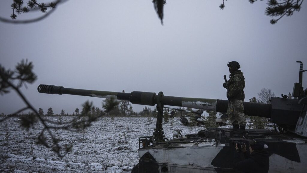 Soldat finlandez din Brigada Karelia în timpul unui exercițiu militar Foto: Profimedia