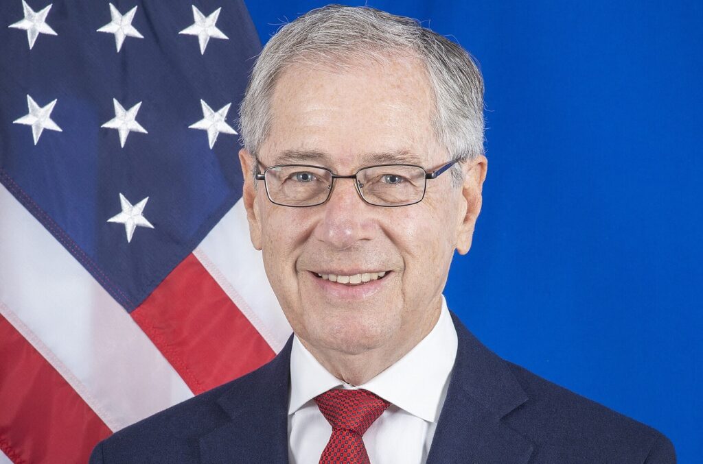 Fost ambasador al SUA la București: Europa trebuie să-l înfrunte pe Putin și să coopereze cu Trump. Ce spune despre dronele din apropierea României